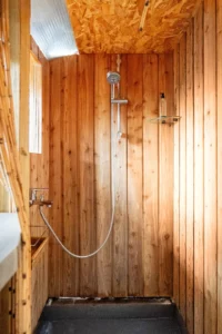 douche avec fenêtre sur la nature